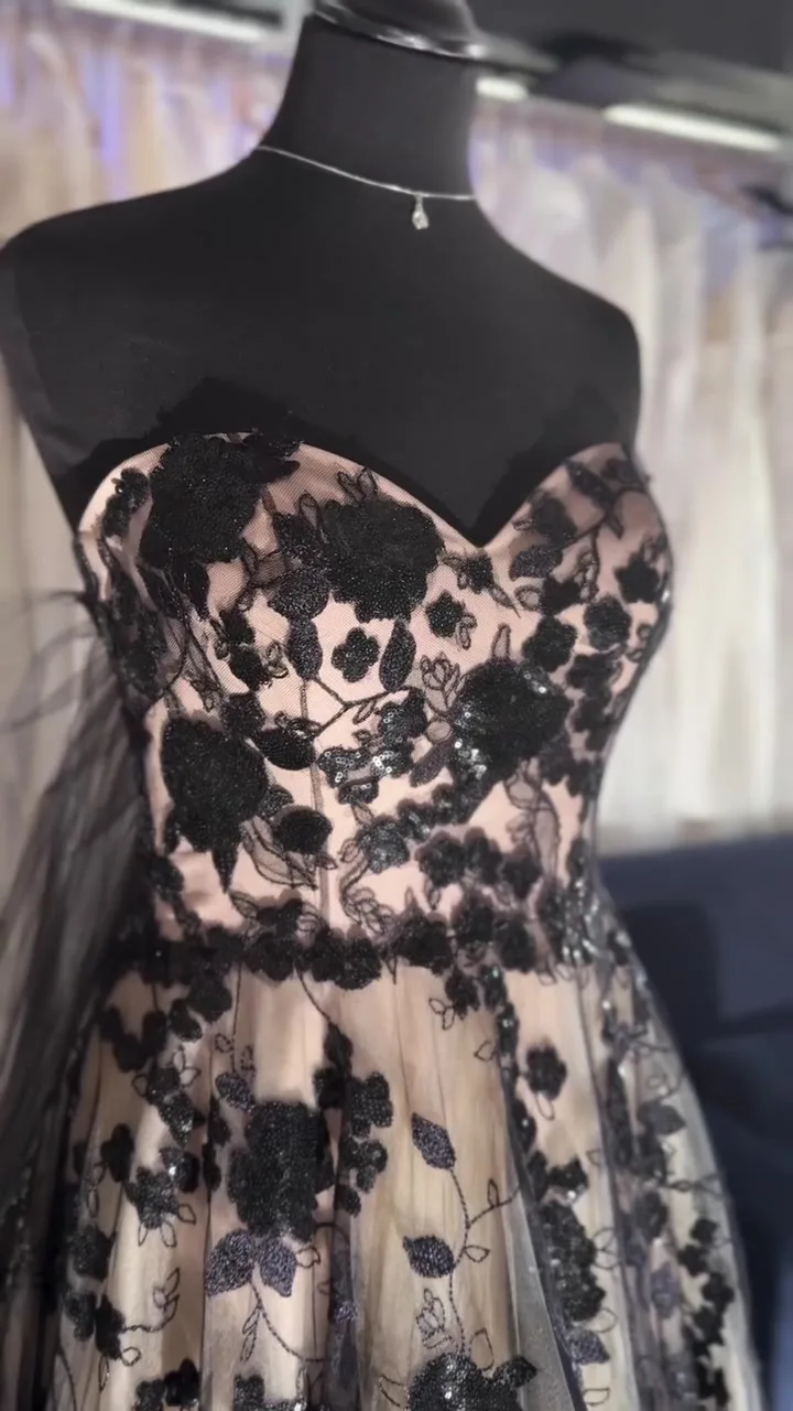 Robe de soirée brodée au showroom Maison Maryam