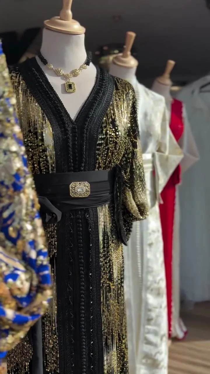 Caftans brodés au showroom