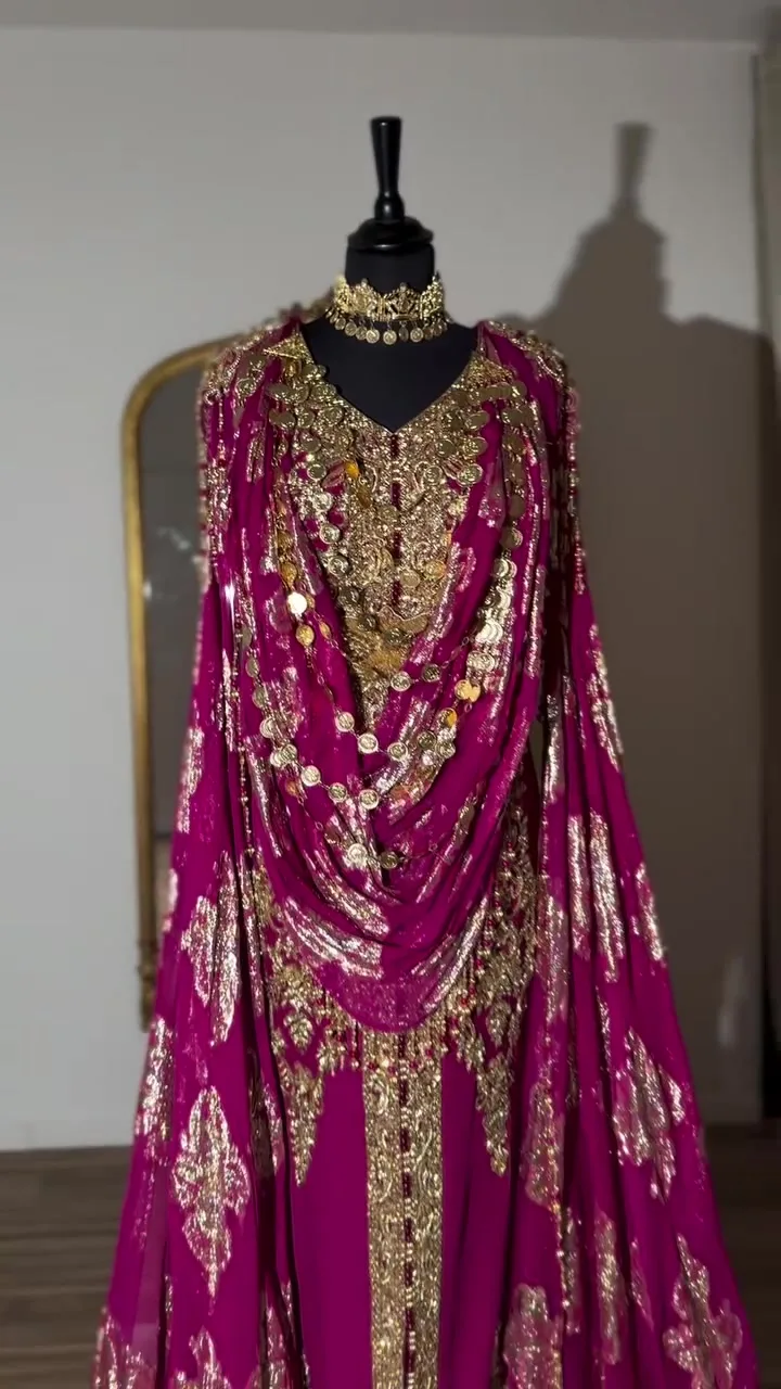 Robes traditionnelles brodées au showroom Maison Maryam, près de Vienne