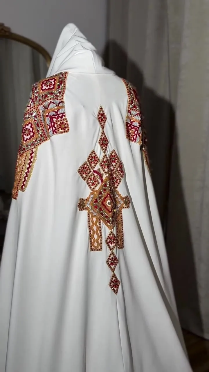 Robe blanche brodée rouge et or de style kabyle