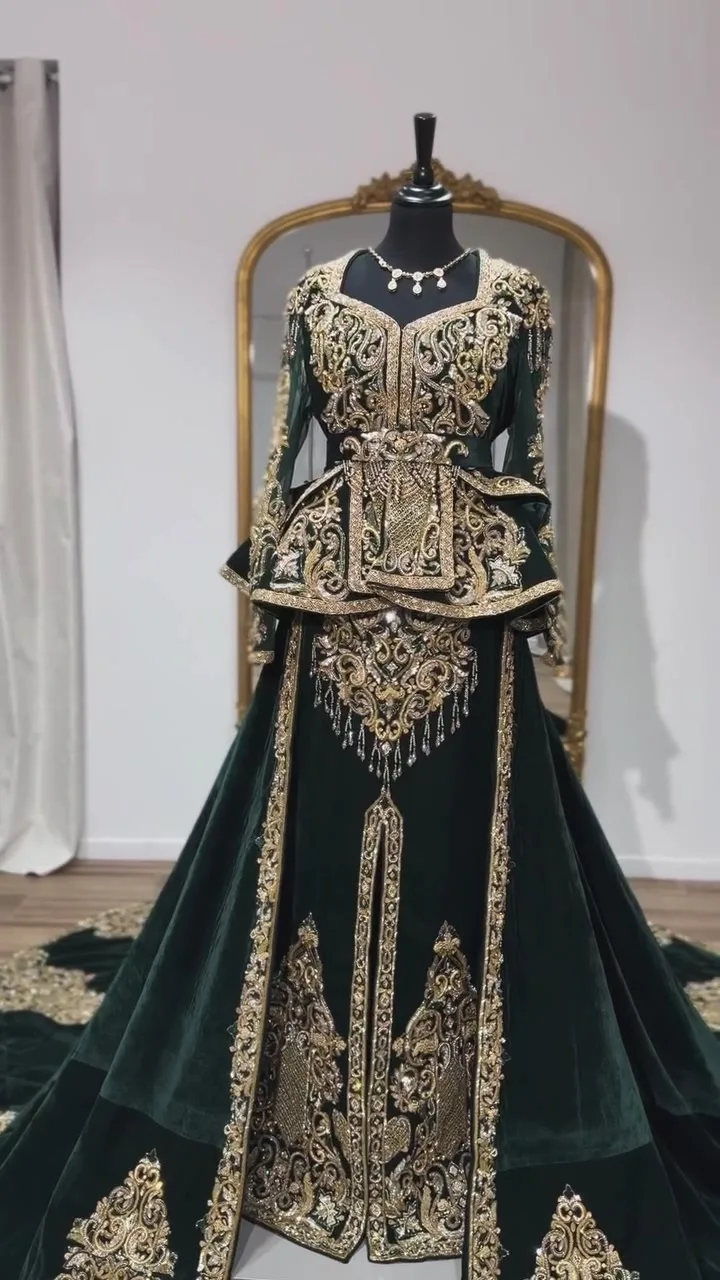 Robe en velours brodé or