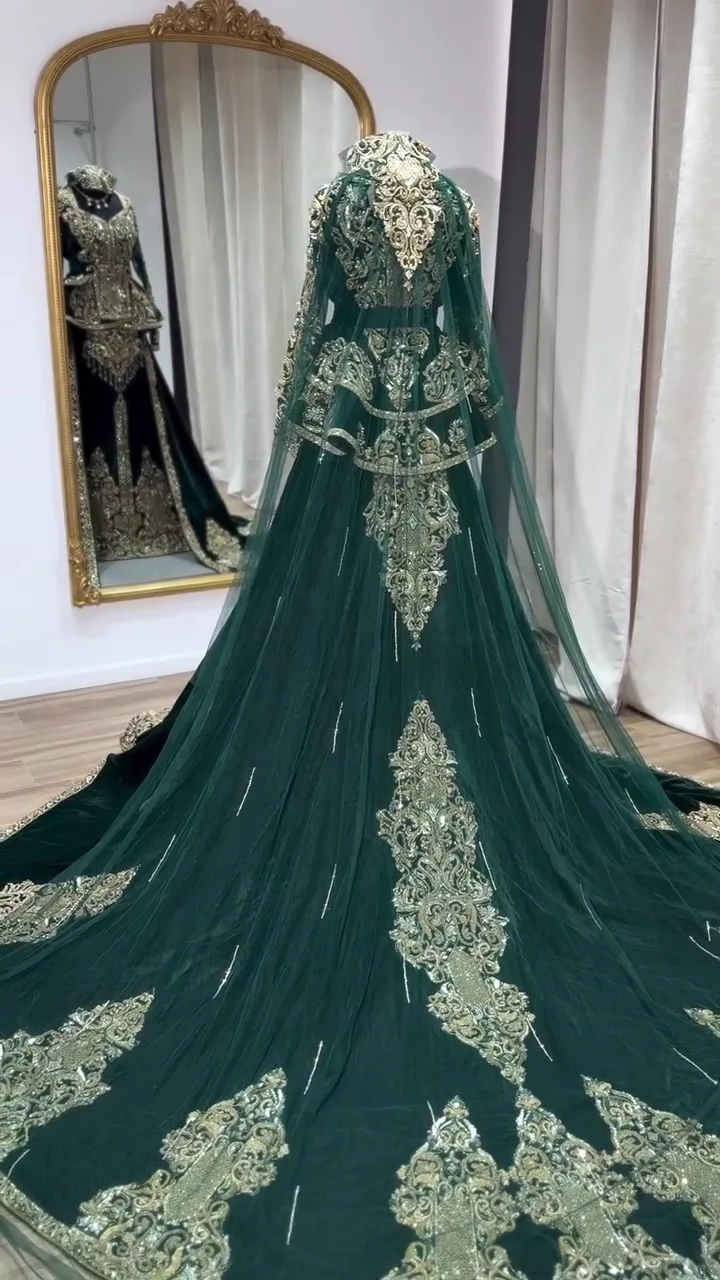 Robe traditionnelle en velours vert à longue traîne, showroom Maison Maryam